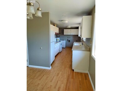 945 S Overholt Ave, Prairie City, OR 97869 - photo 3