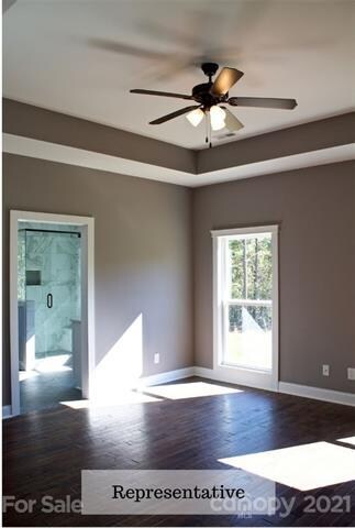 Master Bedroom w/Tray Ceiling