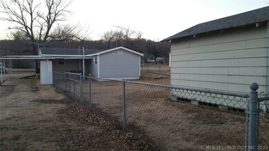 810 NE 3rd St, Henryetta, OK 74437 - photo 5