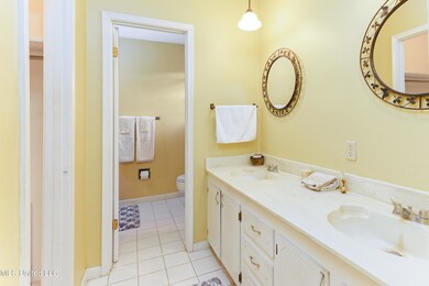 MAIN/MASTER ENSUITE BATH
