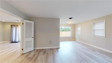 Living room/Den to the left