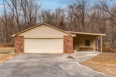 2126 Chestnut Dr, High Point, NC 27262 - photo 6