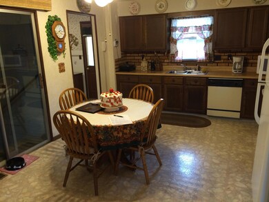 702 Woodland Belle, dining room