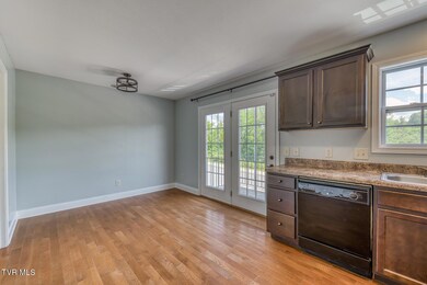 668 Grays Pointe Ct-6