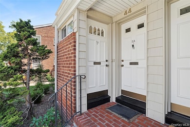 44 Edwards St unit 1A, Roslyn Heights, NY 11577 - photo 3