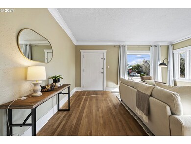 Living Room/Entrance