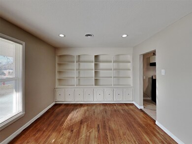 209 Bedford Ct E, Bedford, TX 76022 - photo 4