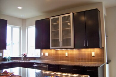 Kitchen w/under cabinet ltg
