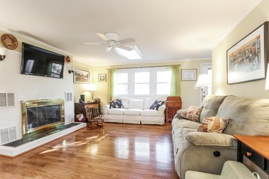002-photo-living-room-6866601
