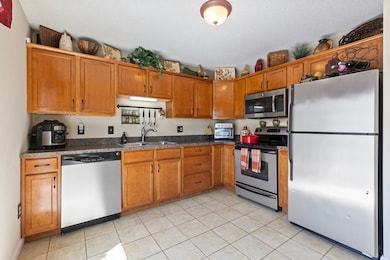 34 Regency Ct unit 34, Chicopee, MA 01020 - photo 6