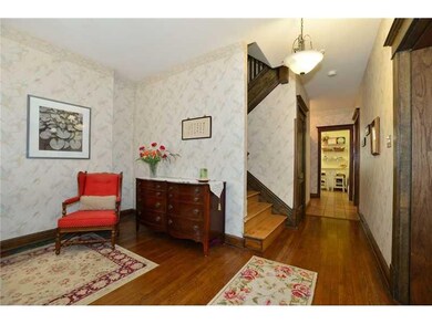 Entry/Foyer.