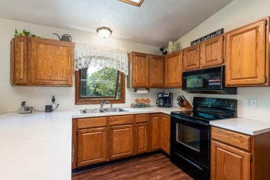 16654 James St-10