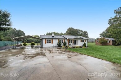 Spacious driveway with turnaround spot, parking fo