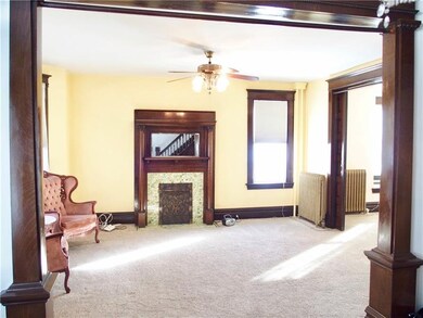Beautiful wood work, large rooms and so much chara