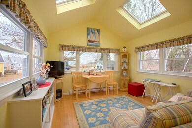 Four season sun porch with water...