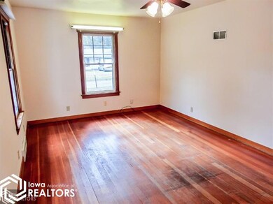 102 N 18th St, Marshalltown, IA 50158 - photo 4