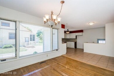 713 S 2nd Ave W, Newton, IA 50208 - photo 2