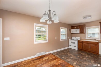 2811 Washington St, Davenport, IA 52804 - photo 4