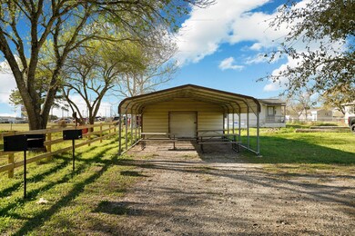 642 10th St unit 7, Floresville, TX 78114 - photo 4