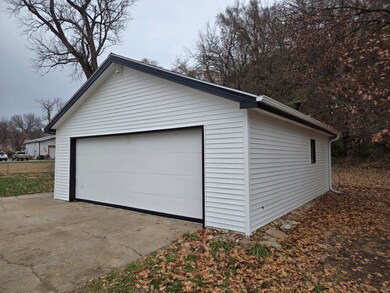 1433 N 8th St, Council Bluffs, IA 51503 - photo 5
