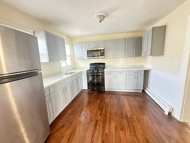 40 Vine St unit 3 flr, Bridgeport, CT 06604 - photo 2