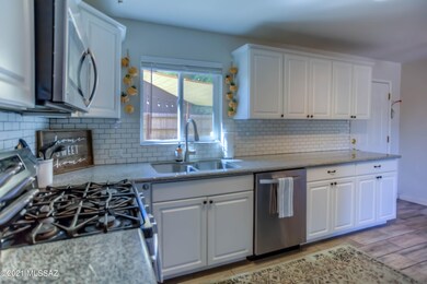 17 Kitchen photo f