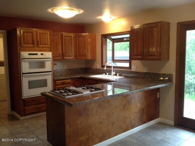 Open Kitchen w Granite Breakfast Bar