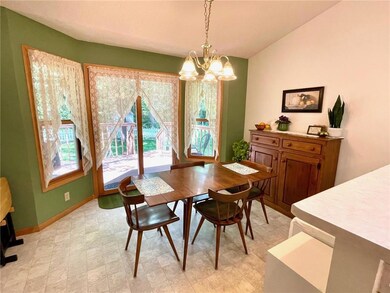 Eat in kitchen area / dining room space