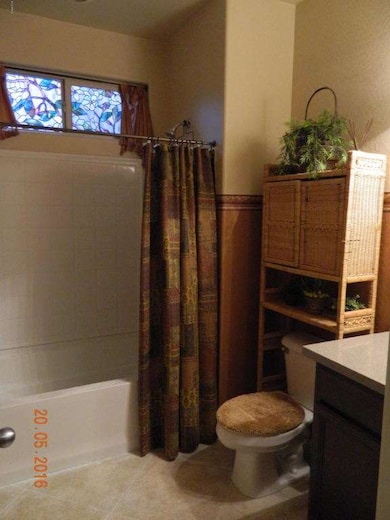 Main floor full bathroom