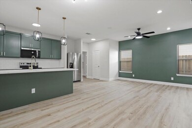Kitchen with decorative backsplash, light wood-typ
