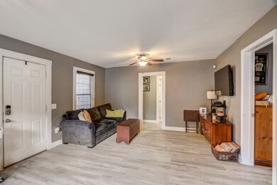 819 W Willis St, Alvin, TX 77511 - photo 6