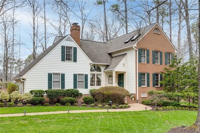 Easy to maintain bricky & vinyl siding.