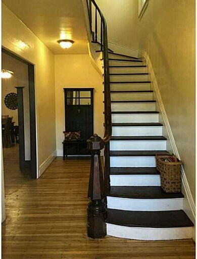 Foyer Grand 2 story foyer welcomes you!