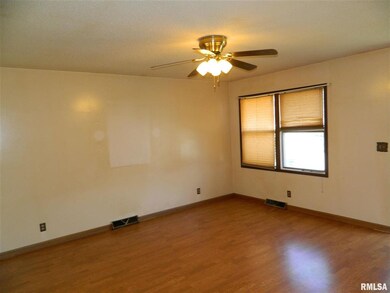 6504 Kelling St, Davenport, IA 52806 - photo 2