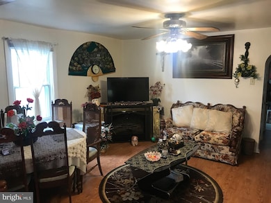 139 W Gordon St, Allentown, PA 18102 - photo 4