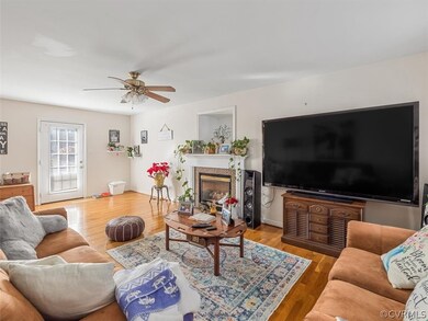 Large family room w/HW floors
