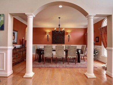 Large Dining room with 8 person seating, extended 