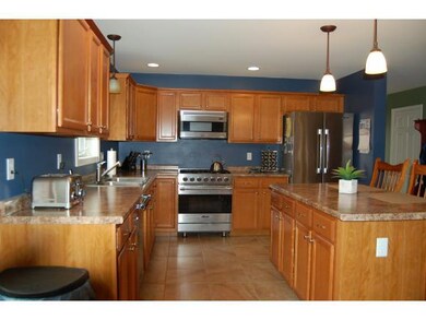 Kitchen w/breakfast bar island