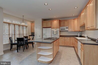 8031 Kidwell Hill Ct, Vienna, VA 22182 - photo 6