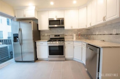 605 Holly Dr, Perth Amboy, NJ 08861 - photo 3