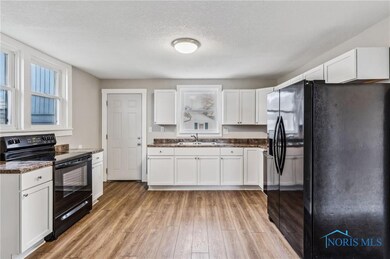 321 Lester Ave, Findlay, OH 45840 - photo 2