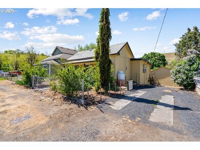 365 S Gilmore St, Heppner, OR 97836 - photo 2