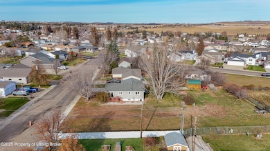 390 Baker Ave, Dickinson, ND 58601 - photo 4