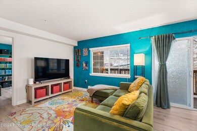 06-488RiverViewDr402_24020707