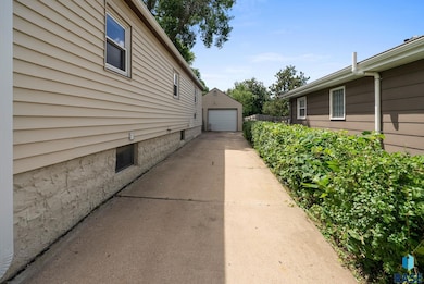 711 Hawthorne Ave S Ave, Sioux Falls, SD 57104 - photo 4