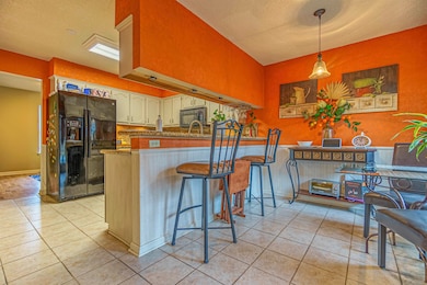 Kitchen with hanging light fixtures, kitchen penin