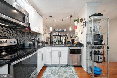 8505 Chapman Oak Ct, Springfield, VA 22153 - photo 5