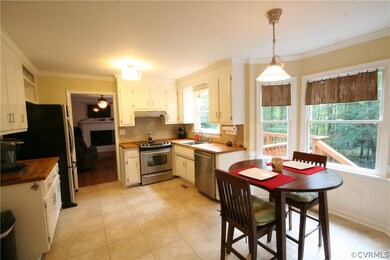 Eat-in kitchen with Stainless Steel appliances, ov