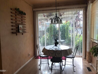 Breakfast Nook1