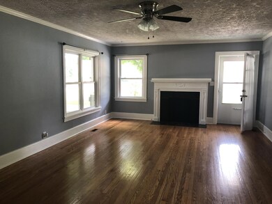 LIght and bright livingroom with fireplace! 